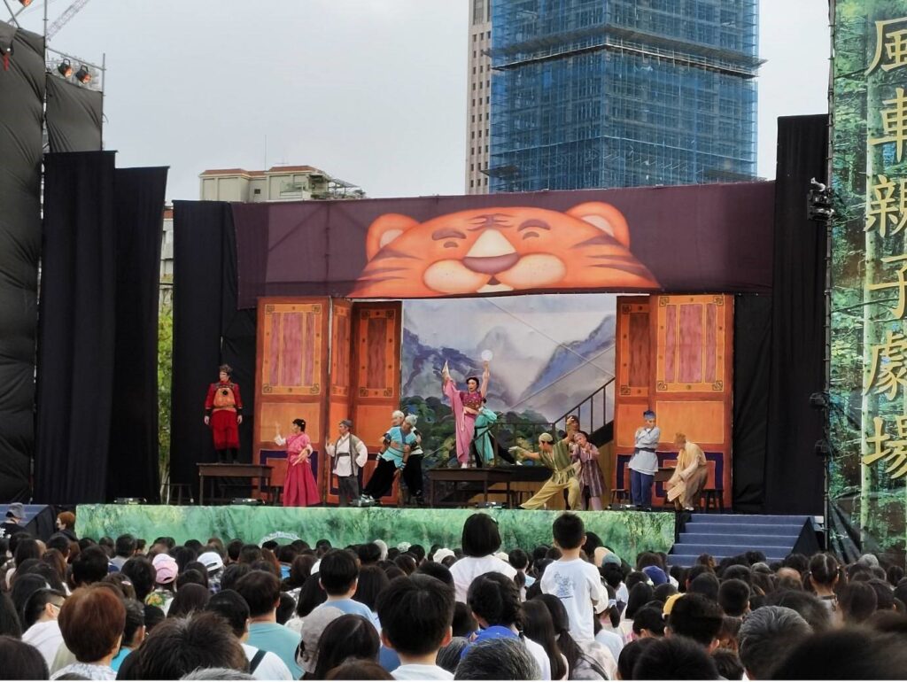 國立國父紀念館邀請紙風車劇團演出《武松打虎》，吸引許多觀眾。（記者 陳安婷/攝）