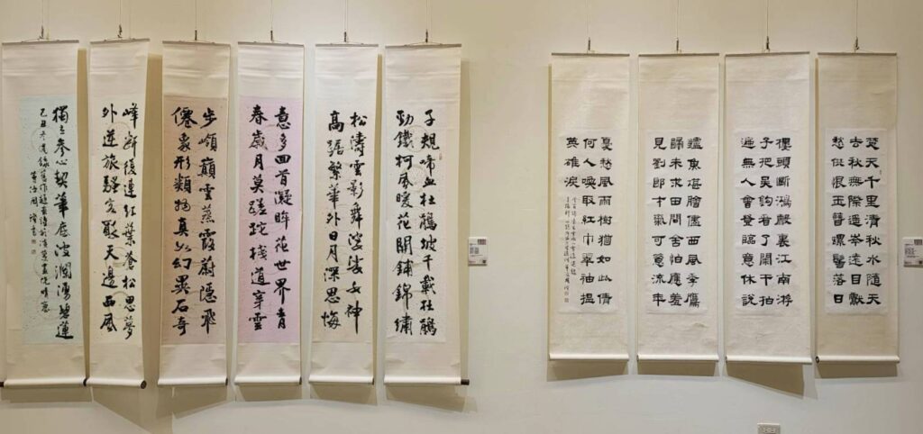 ▲不同書體文字的敘述內涵，周澄老師的古詩詞援用的書藝，提昇了觀者對文字認知的雅趣。（記者 辛澎祥/攝）