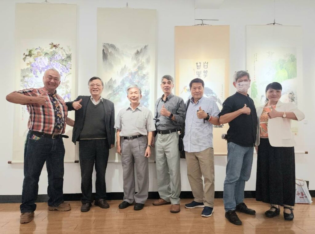 ▲多位書畫家親向學會會員聯展道賀。（圖/羅振賢 提供）