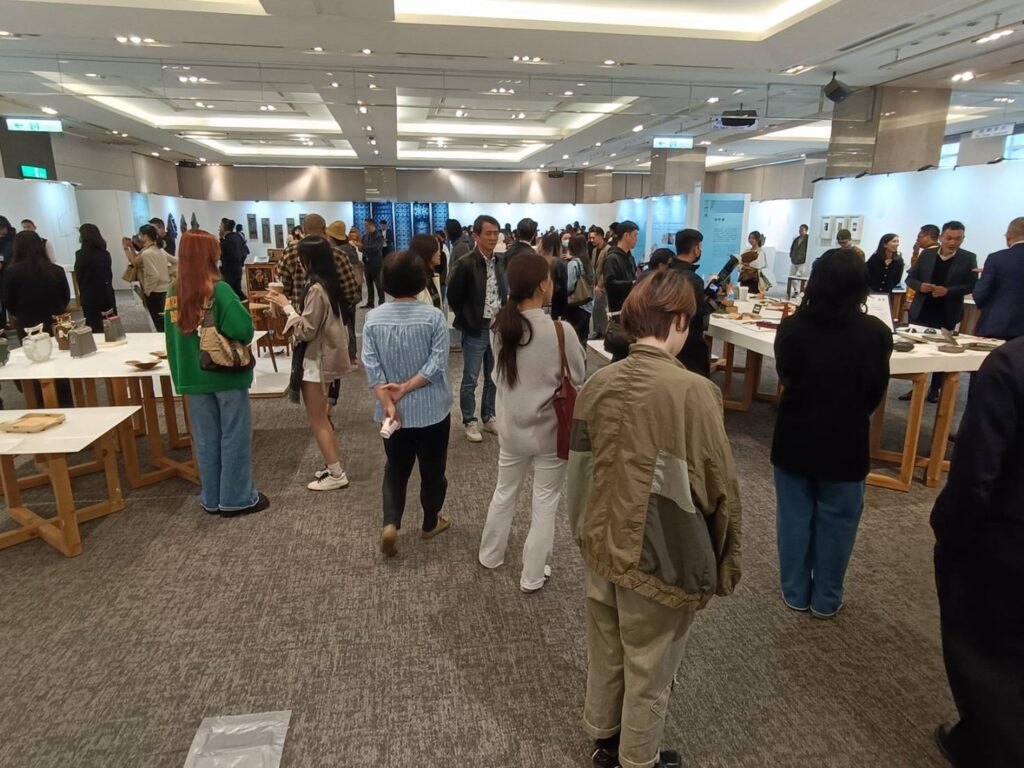 ▲展覽開幕現場出席人潮踴躍,對臺灣工藝展的支持熱誠可見一斑。(記者 辛澎祥/攝)