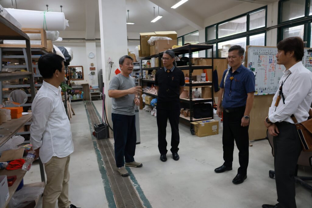 國立臺南藝術大學應用藝術研究所教授張清淵（左二）分享陶瓷組工作室運作情形 。（圖/工藝中心提供）