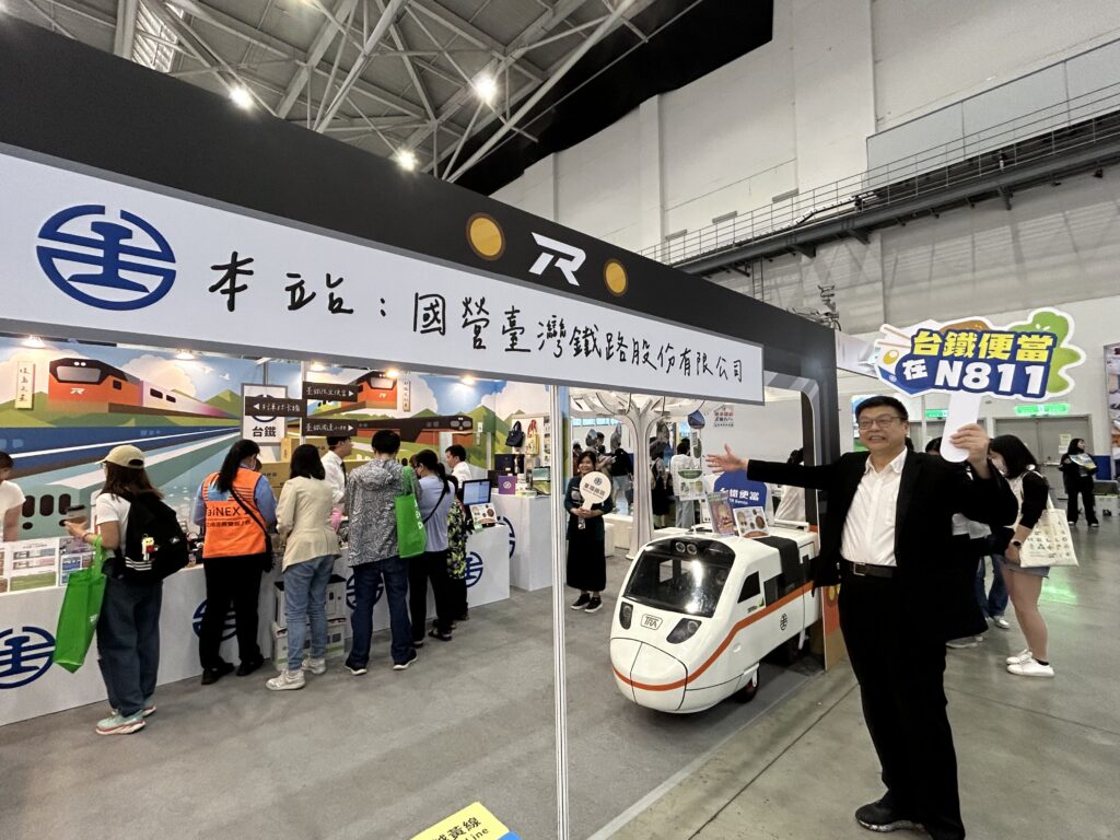 ▲臺鐵公司董事長杜微（右）在臺北國際旅展中大力行銷臺鐵商品。（圖/臺鐵公司 提供）