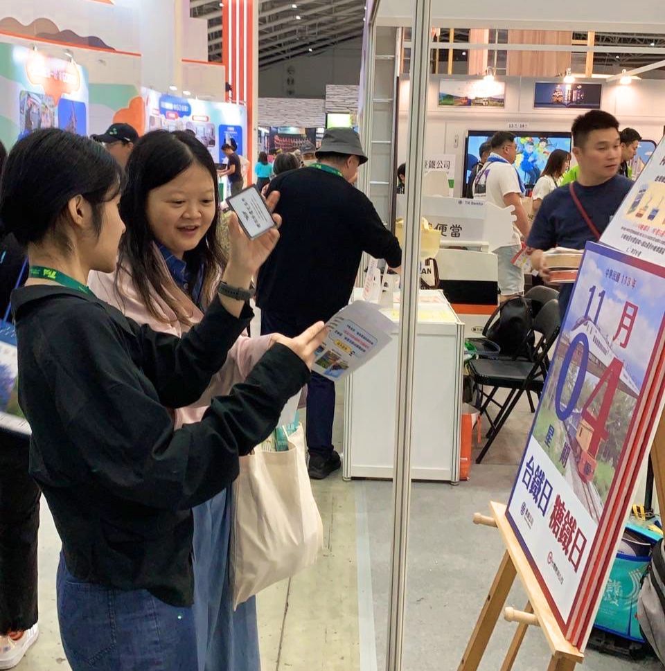 ▲參觀台灣鐵道觀光協會多攤位的民眾,顯得十分開心。(圖/臺鐵公司 提供)