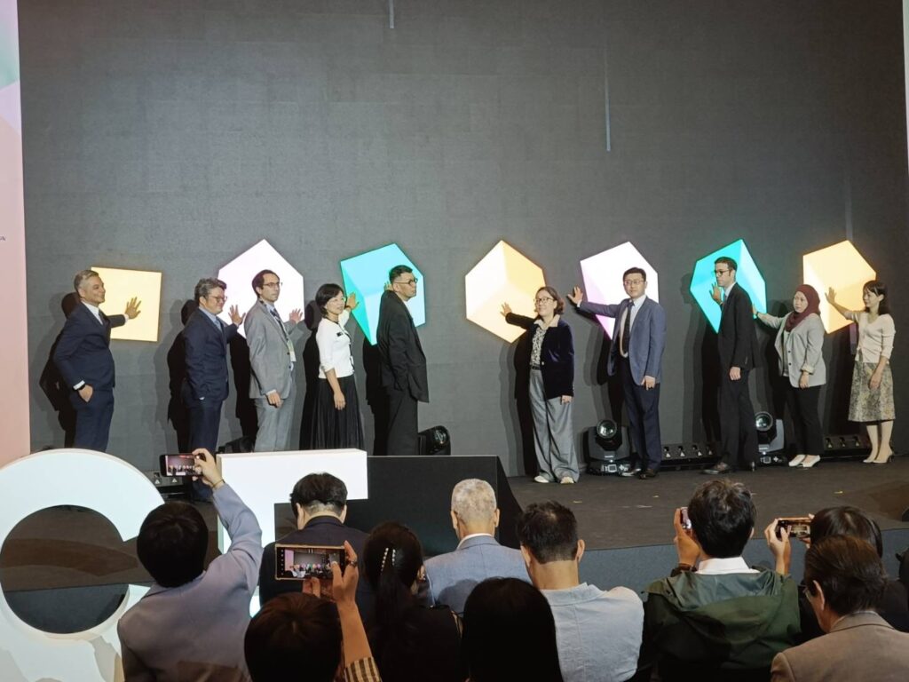 ▲出席TCCF大會的各國貴賓代表合力揭開大會活動序幕。（記者 辛澎祥/攝）