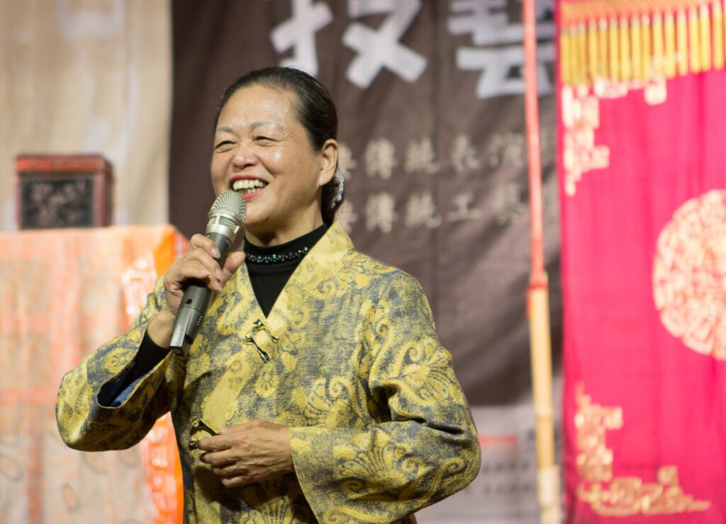 人間國寶林吳素霞藝師講解南管戲曲與台語文化的關係並表演精彩壓腳鼓技巧。(圖/文化局提供)