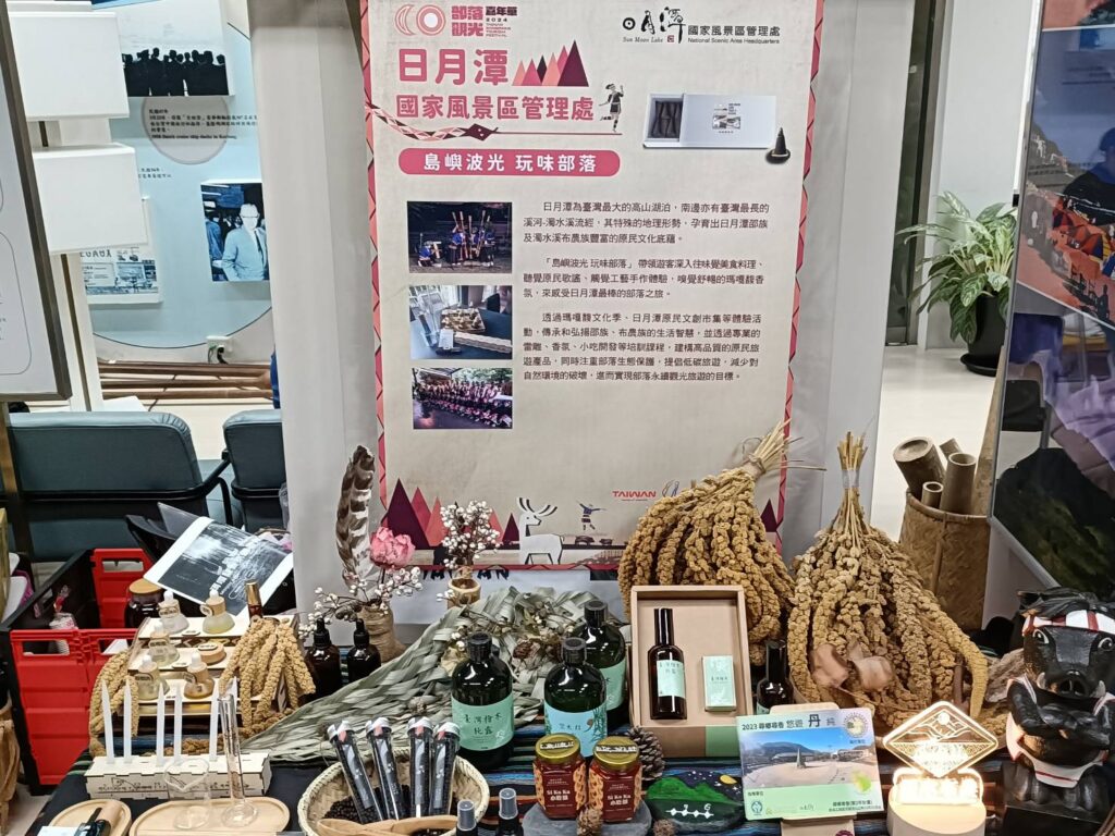 ▲現場攤位呈現豐富多元的部落特色。（記者 辛澎祥/攝）
