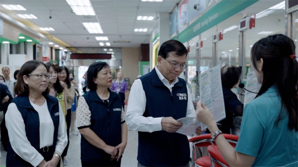 ▲中華郵政董事長王國材(左4)至臺南郵局視察金融友善服務措施。(圖/中華郵政 提供)