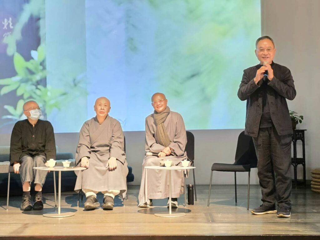 ▲在「生活•佛法•藝術」座談會中，與會對談的姜淑惠醫師（左起）寬謙法師、拾得法師與林憲能館長，暢所欲言，台上台下縝密互動。（記者 辛澎祥/攝）