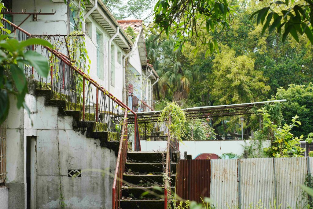 擁有「花園城市」美譽的中興新村，在這裡可以傾聽在地的文化歷史故事，觸摸時光留下的印記。（圖/工藝中心提供）