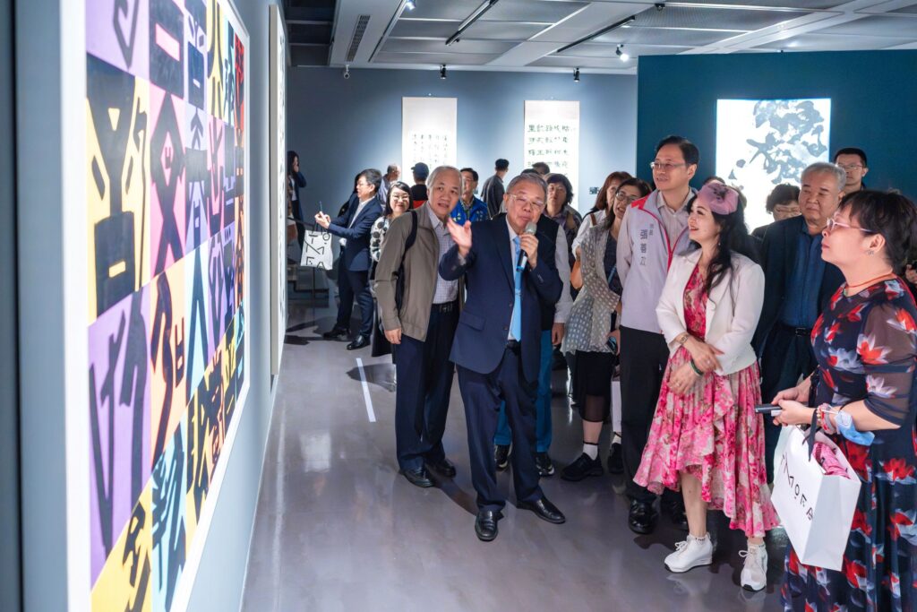 ▲策展人張炳煌教授（中）為出席開幕式的貴賓進行作品導覽，讓與會者留下深刻印象。（圖/桃園市文化局 提供）