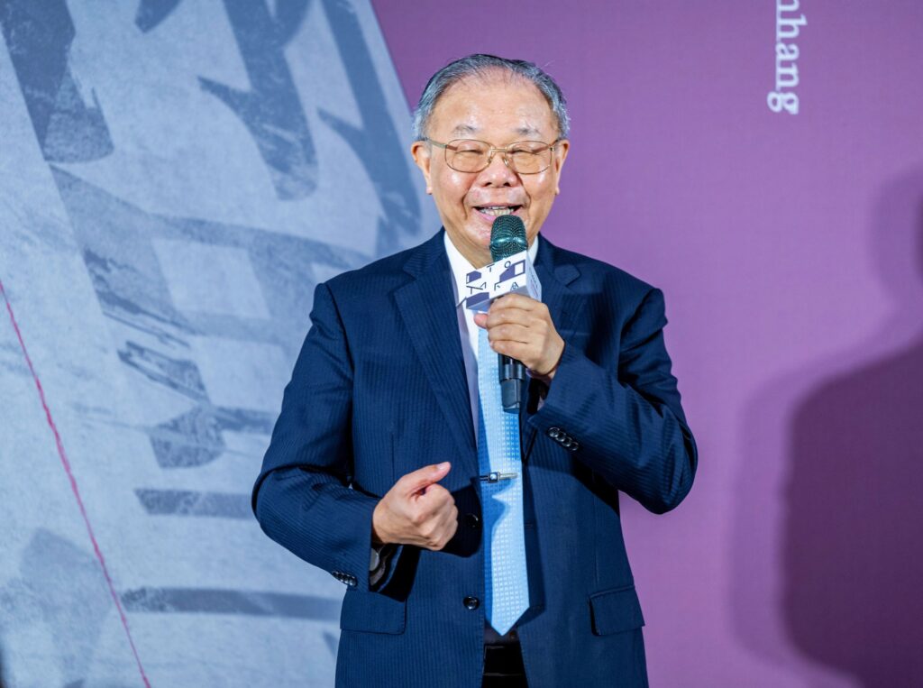 ▲書法名家張炳煌教授在書法聯展開幕式上侃侃而談，對海內外書法名家大師的參與展覽盛會表達期待與重視之意。（圖/桃園文化局 提供）