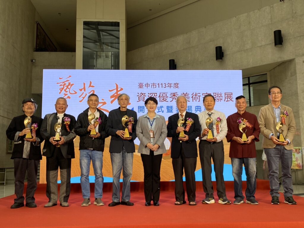 臺中市113年8位資深優秀美術家與陳佳君局長(中)合影。(圖/文化局提供)