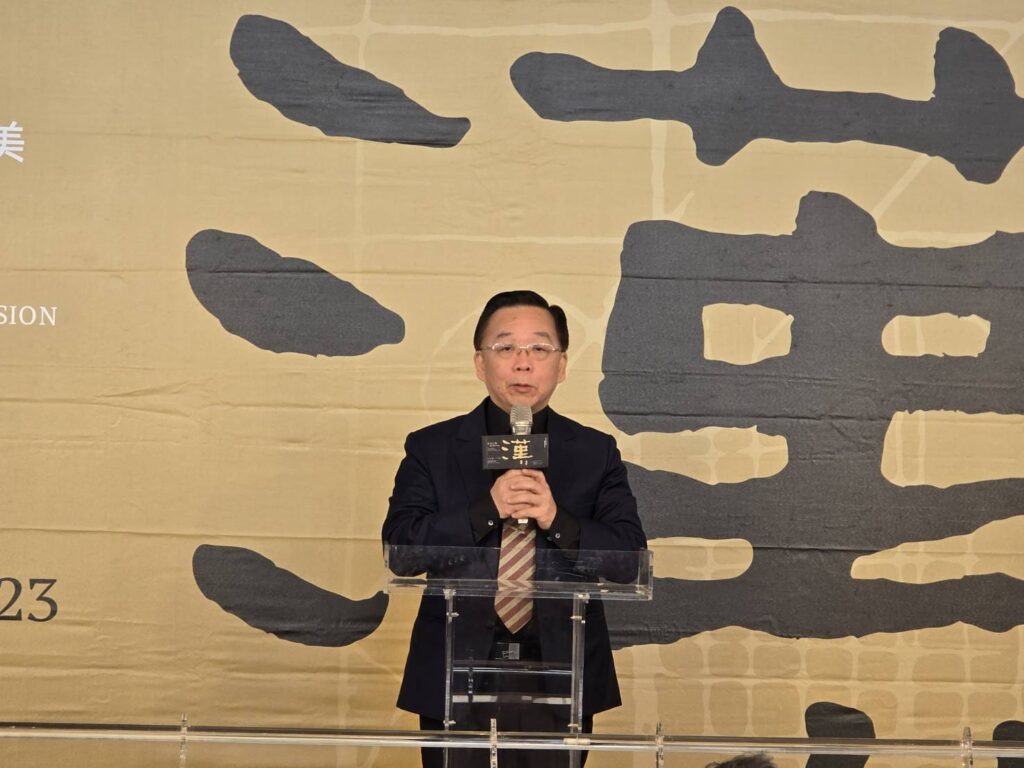 ▲史博館館長洪世佑認為能從漢寶德的特展中，看見一位書法家與建築大師的藝術風骨與風格，是知識傳承的重要突破。（記者 辛澎祥/攝）