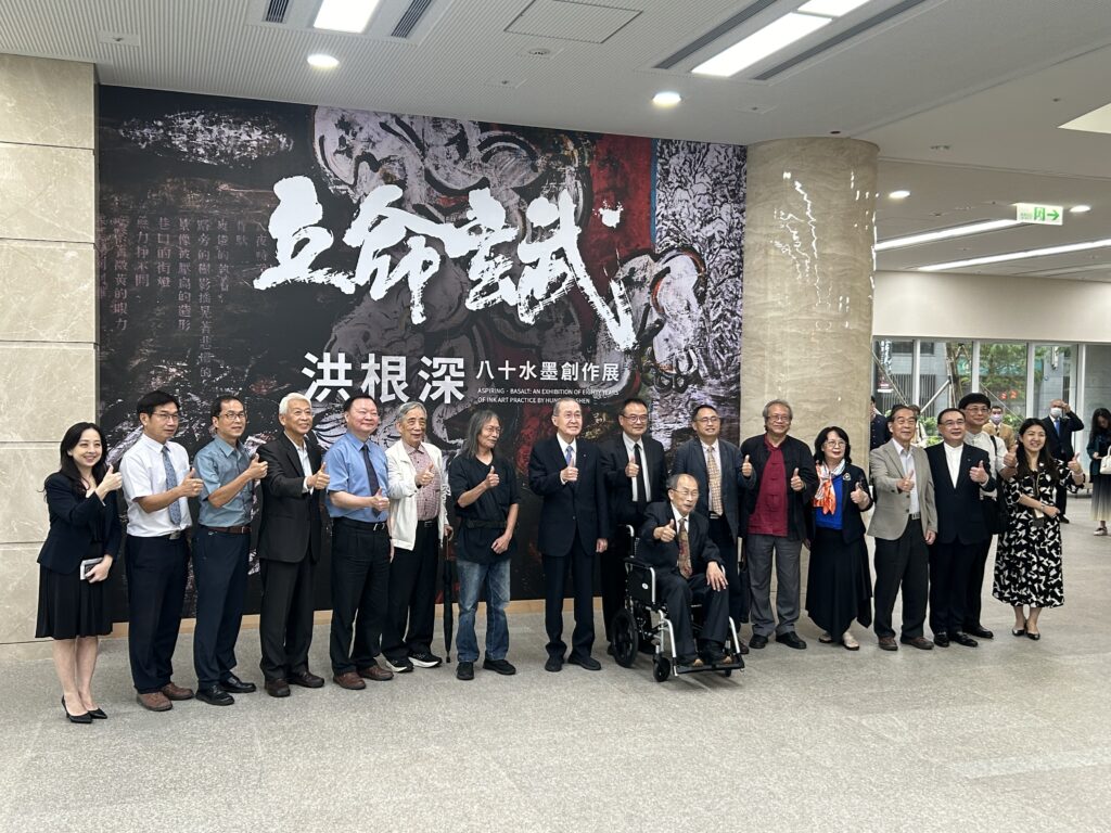 ▲開幕式上貴賓雲集，紛紛向展出藝術家洪根深教授（中）表達道賀，大家開心合影留念。（圖/創價美術館 提供）