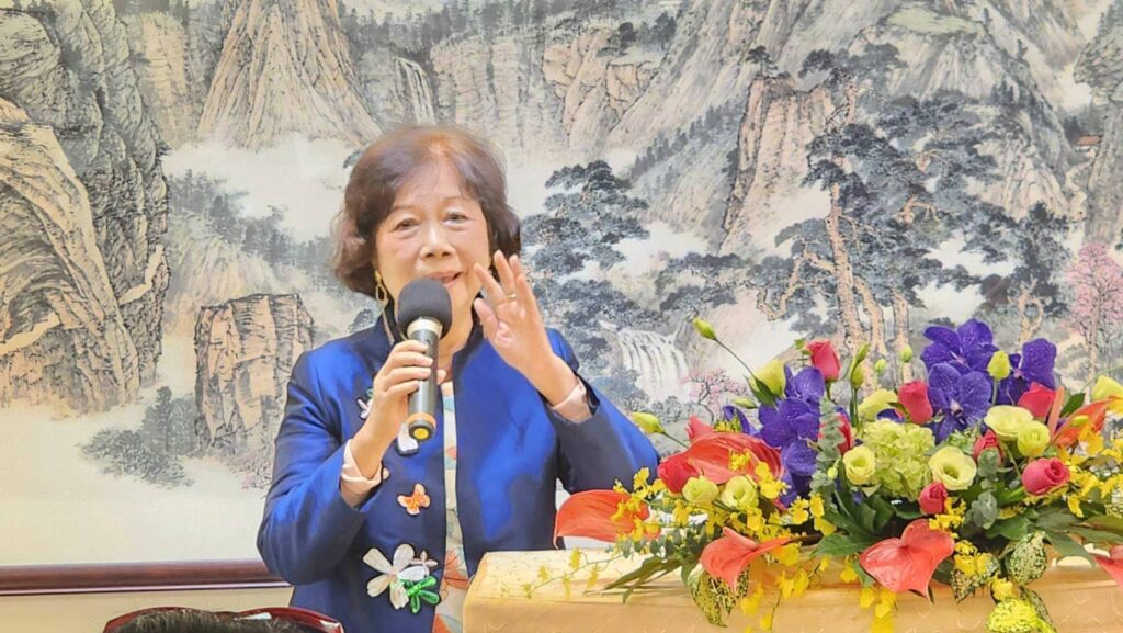 ▲周澄老師夫人在特展開幕式上侃侃而談，具體說明愛山敬山樂山的周澄，與山水創作中間有著讓人感動的親密關係。（記者 辛澎祥/攝）