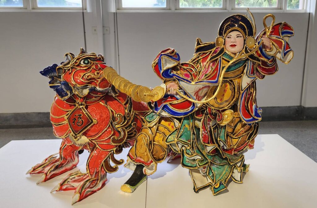 ▲陳三火藝師的剪黏藝術作品，展現精湛的手藝與巧思，讓作品充滿靈動鮮活之感。（記者 辛澎祥/攝）