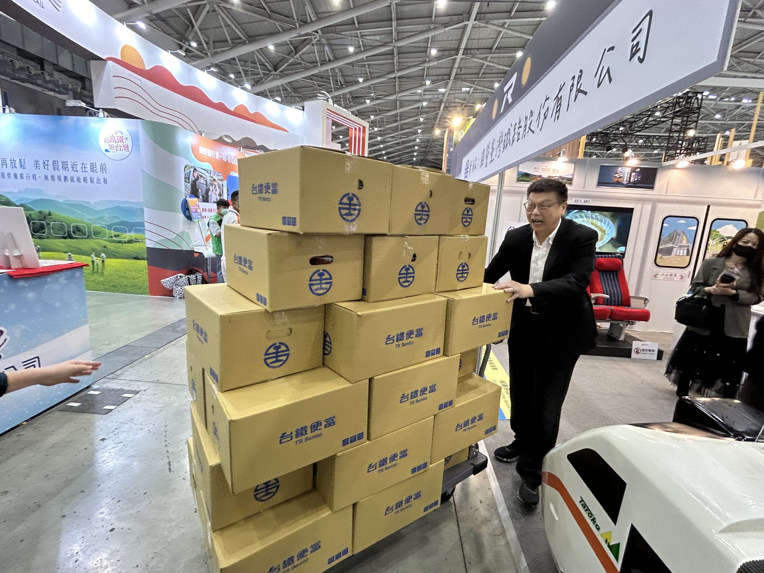 ▲杜微董事長親自推銷臺鐵便當，成為臺鐵的活廣告。（圖/臺鐵公司 提供）