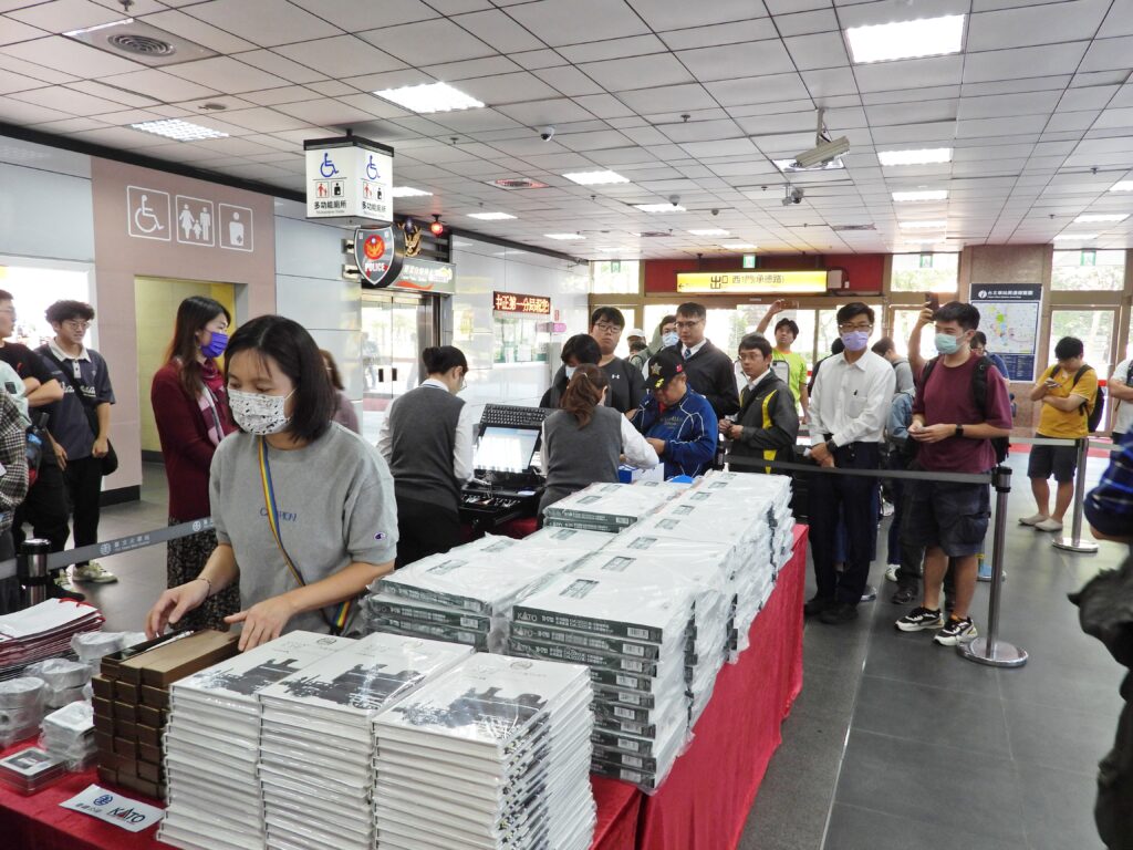 ▲現場排隊購買模型商品的民眾相當踴躍。（圖/臺鐵公司 提供）