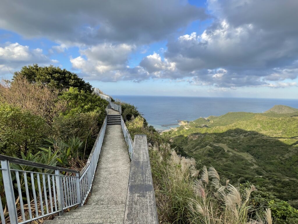 ▲走在被芒花簇擁報時山步道還能輕鬆眺望陰陽海。(圖/新北觀旅局 提供)