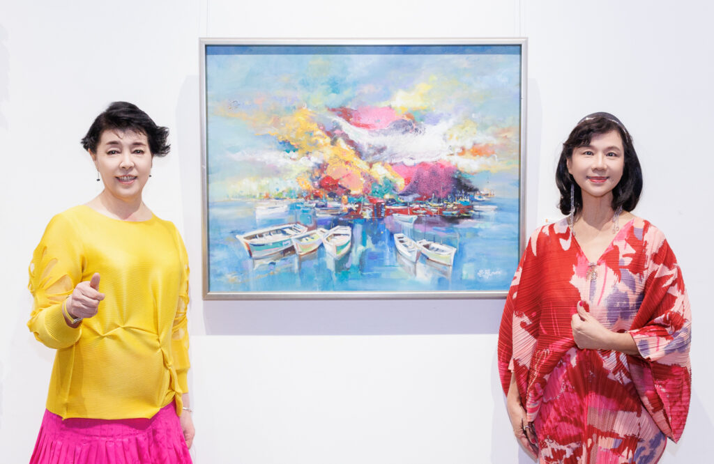 ▲簡文秀教授(左)與參展藝術家展場合影留念。(圖/億光文化基金會 提供)