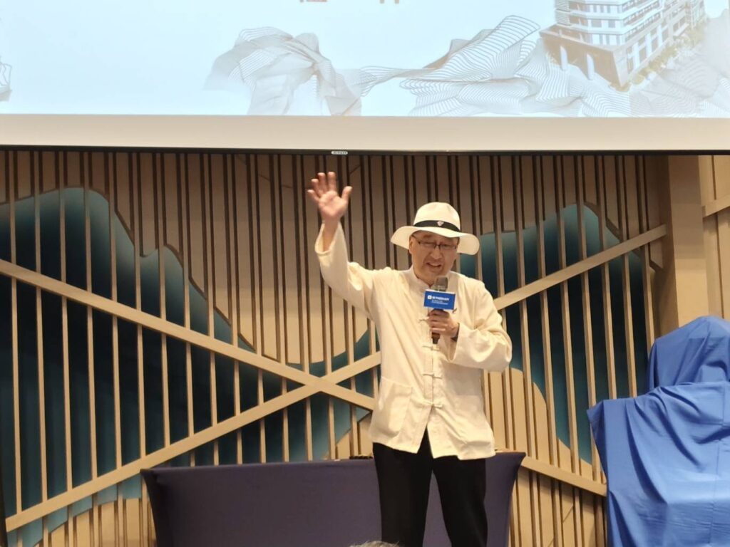 ▲力麗觀光董事兼資深顧問蔡宗易,致詞時表達對藝術家以數位版畫形式來做山水繪畫的肯定與讚譽。(圖/大媒體新聞網 提供)