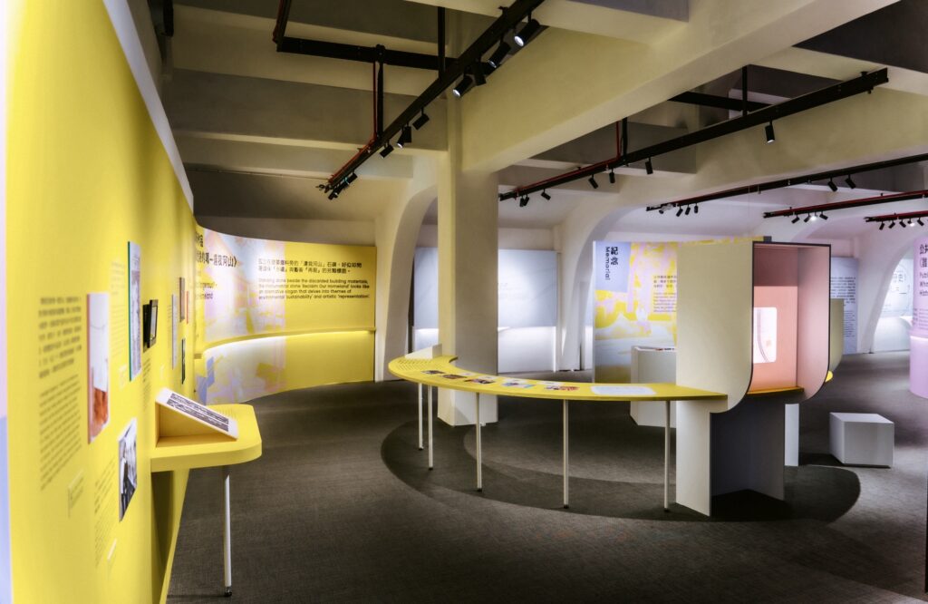 特展呈現史博館三件公共藝術作品的創作脈絡，佐以館藏與相關歷史影像、物件。（圖/史博館提供）