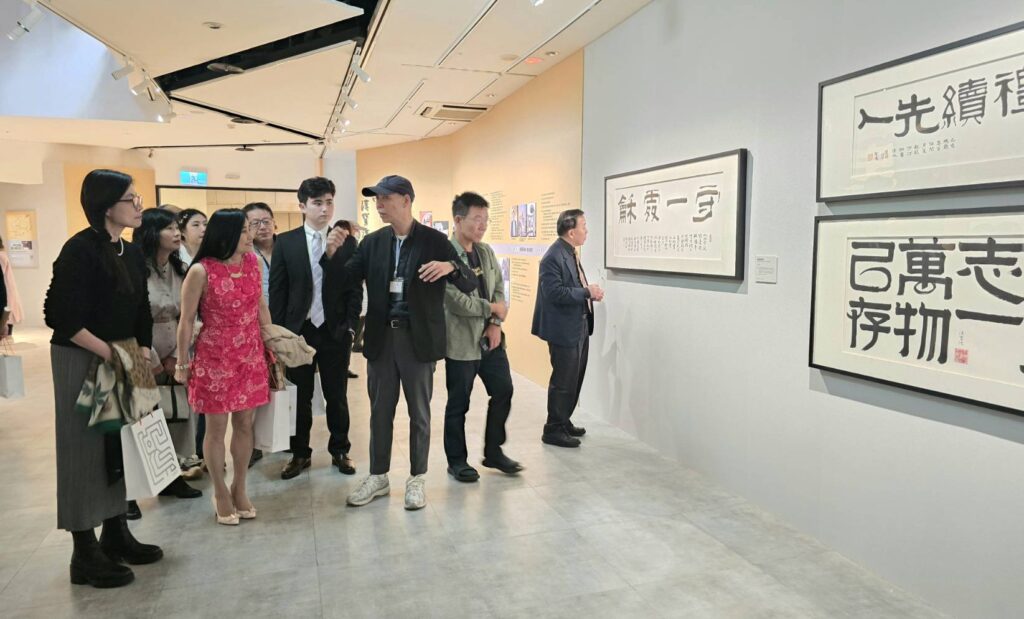 ▲史博館館方為出席開幕式貴賓進行展作導覽。（記者 辛澎祥/攝）
