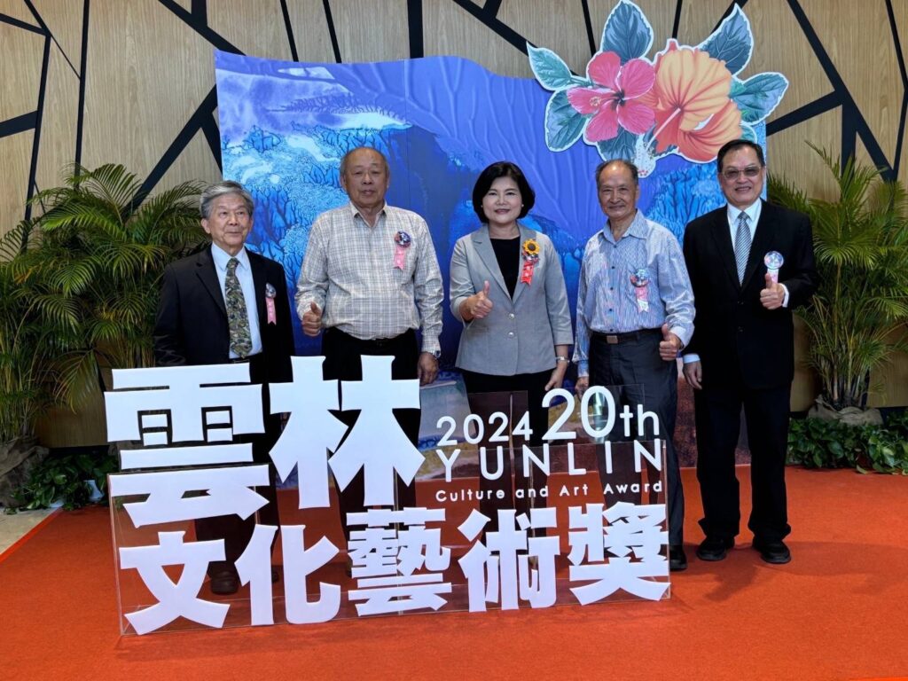 ▲榮獲雲林文化藝術獎的得主與雲林縣長張麗善（中）合影，左一為羅振賢教授，右一為蔡俊章教授。（圖/雲林縣文化局 提供）