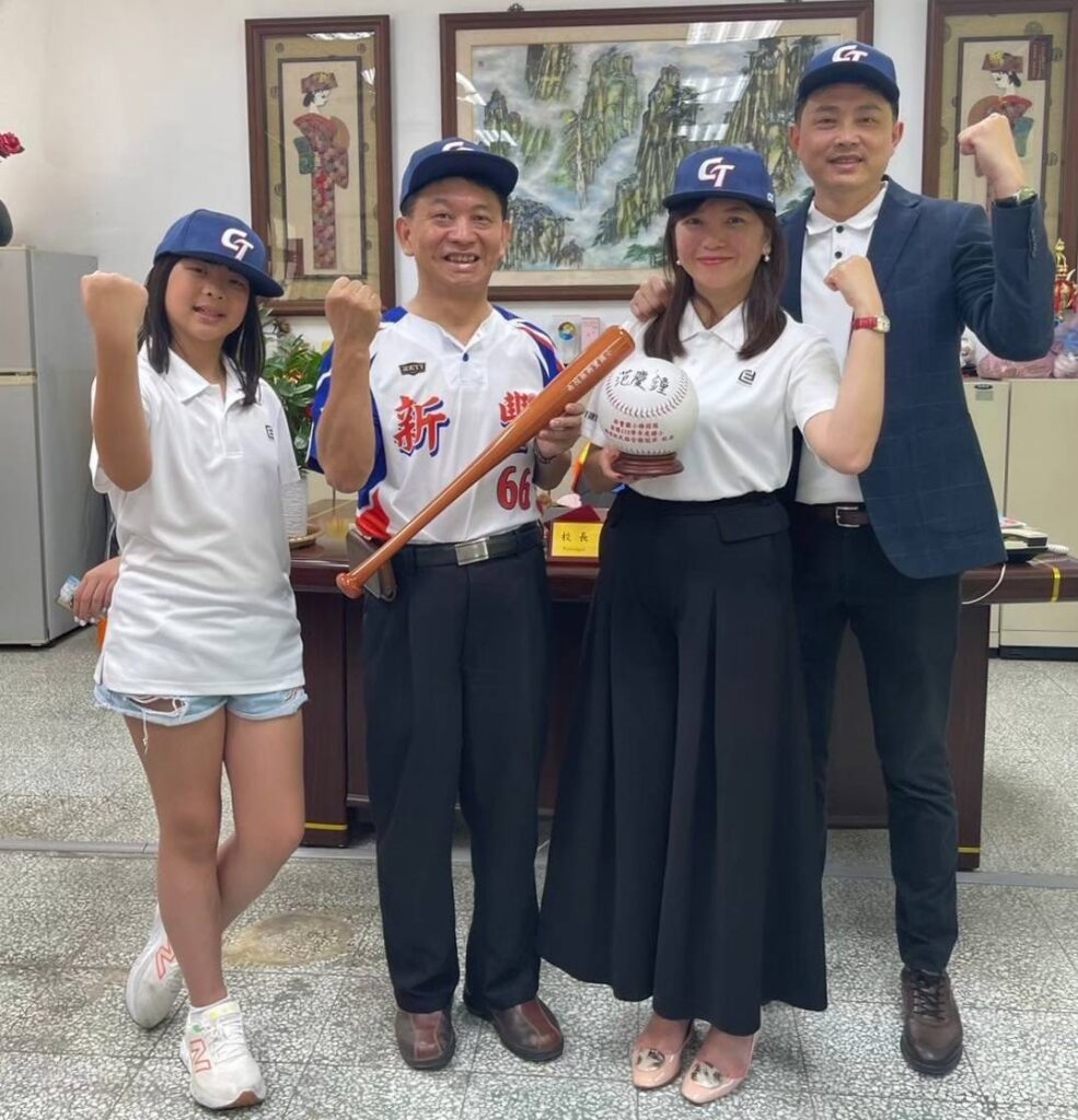 ▲南投新豐國小校長范慶鐘(左二)將新豐國小棒球隊的球具贈送給捐款助行的宏利發建設董事長楊雅婷(右二)及總經理陳君毅,表達對企業義舉的感謝之意。(圖/楊淵文慈善基金會 提供)
