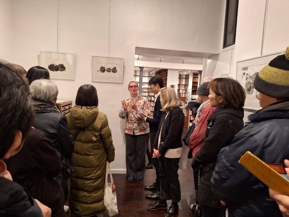 ▲書法家施春茂（右三）與法國藝術家稹密對談，對藝術創作的發展趨勢建構交流的默契，讓與會長有如沐春風之感。（圖/大岡藝術中心 提供）