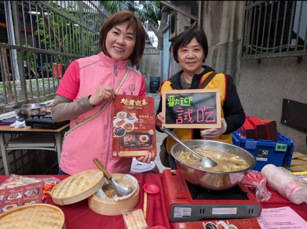 ▲土城第一家農民直銷站開幕，攤商皆有試吃活動。（圖/新北市農業局 提供）
