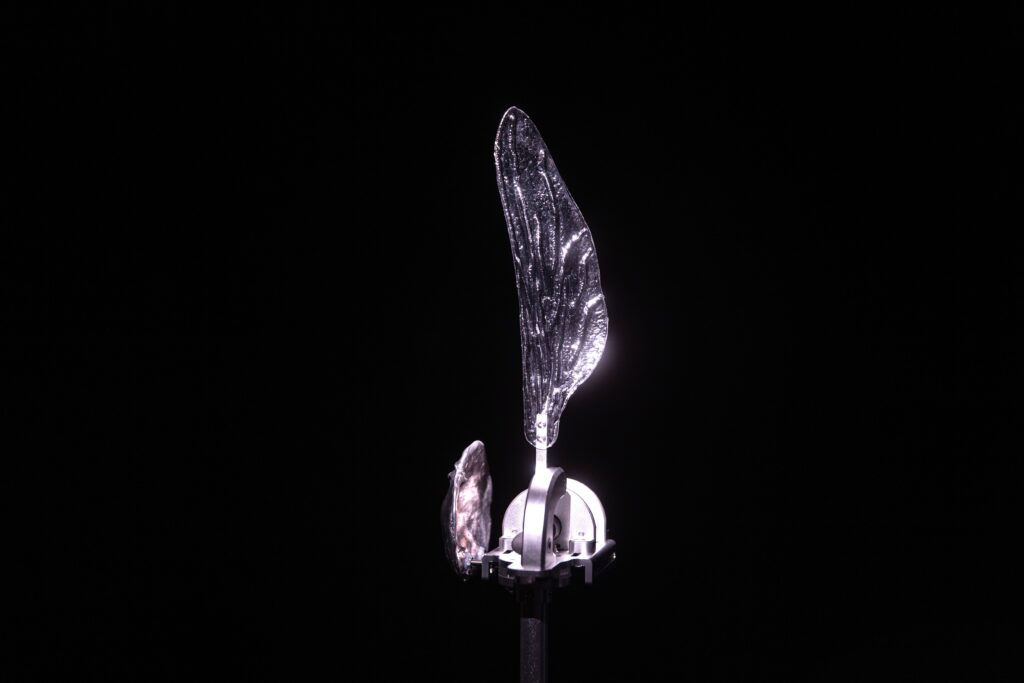 林彥君，《夢鳴》，2024，聲音雕塑裝置，16聲道音響驅動機械、電子零件、音響、塑膠、玻璃、鋁合金、鐵。（圖/北美館提供）