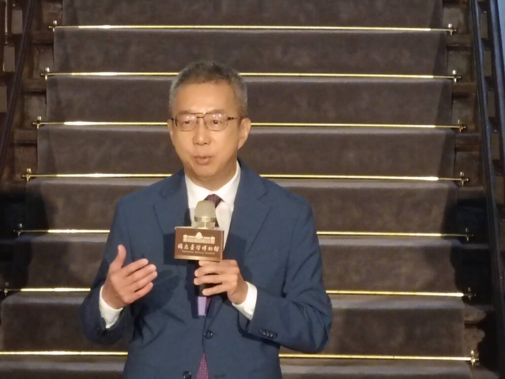 ▲修澤蘭的兒子傅德修在開幕式上講述母親為人的三個特質，並從展出作品中說明她建築歷程的重要事蹟。（記者 辛澎祥/攝）