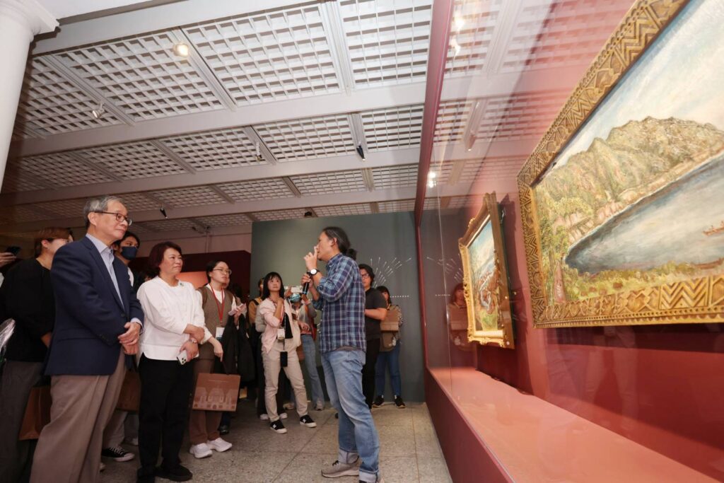 ▲文化部長李遠（左起）嘉義市長黃惠敏等，聽取策展單位的作品導覽。（圖/文化部 提供）