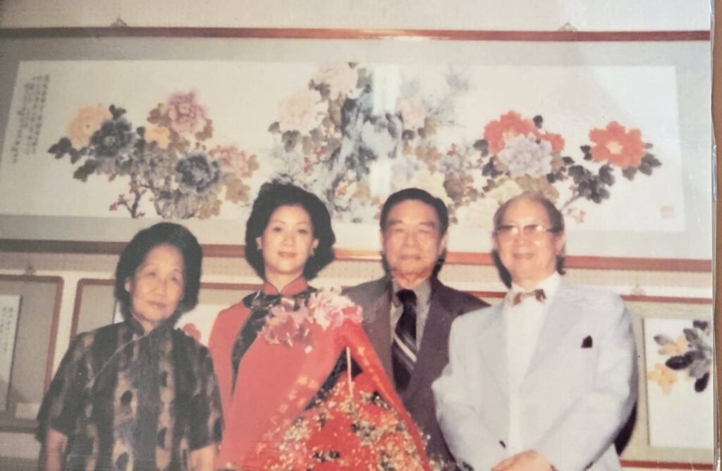▲年輕時的李中華（左二）在展覽會場與父母親及胡克敏教授（右二）合影留念，每個人身上都流露出濃厚的文人特質。（圖/李中華 提供）