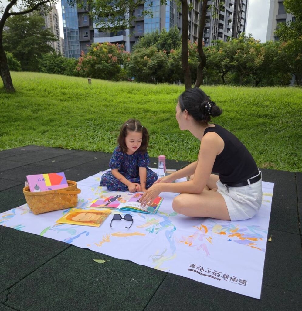 「書本野餐」邀請大家在藝術家與居民共創的野餐墊上享受閱讀時光。（圖/文化局提供）