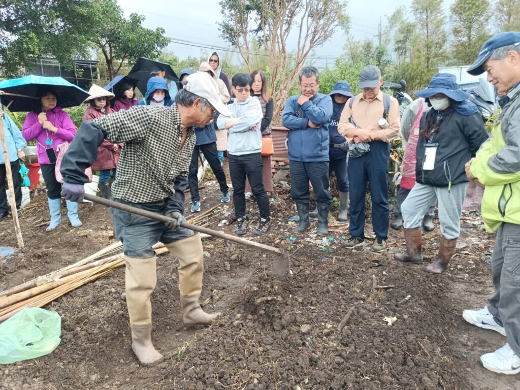 ▲民眾利用閒暇時間耕作，親自翻土、除草，體驗田園生活給自己帶來很大的樂趣。(圖／新北市農業局提供）