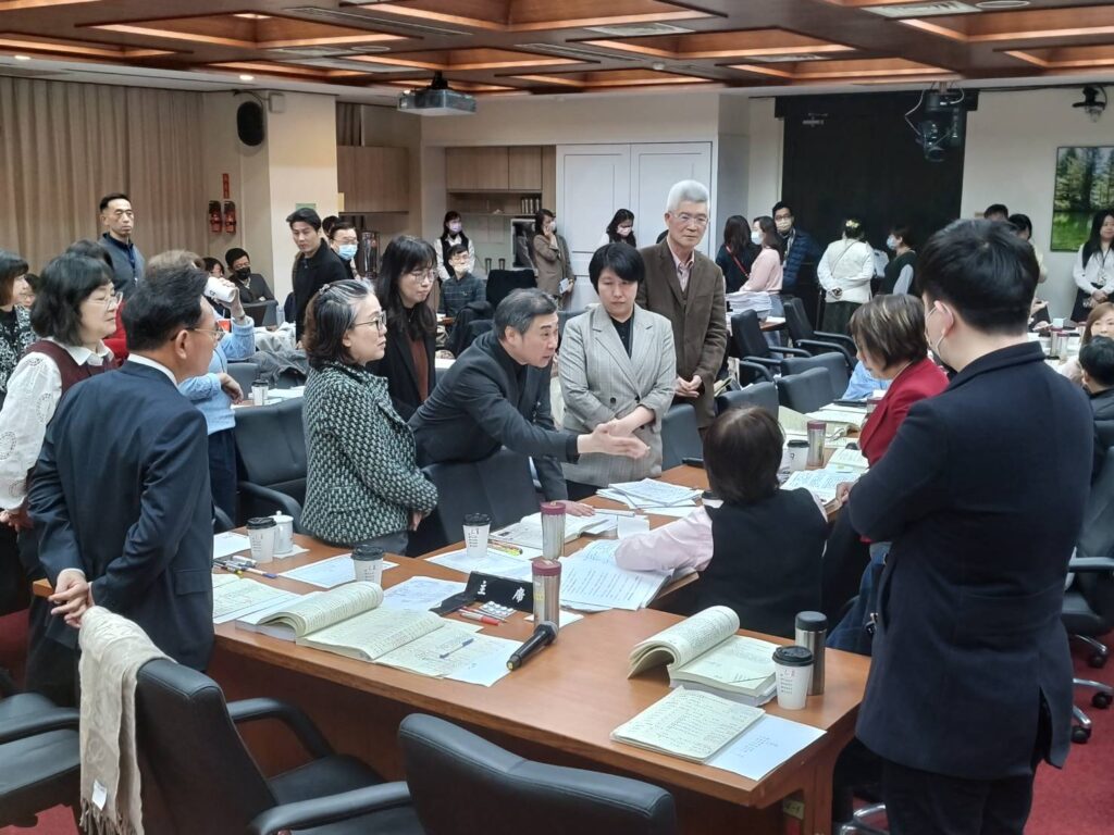 ▲立院教文會審查文化部預算的中場休息時間，官員與委員們進行溝通。（記者 辛澎祥/攝）