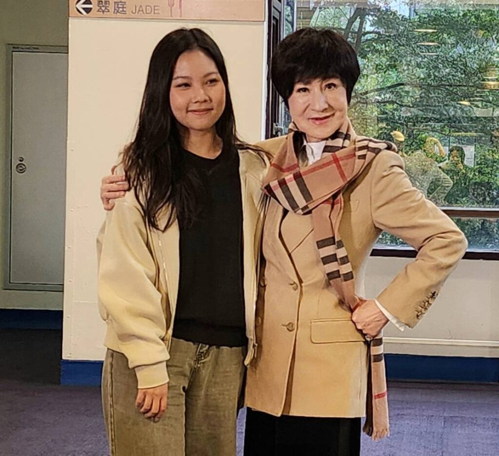 ▲孫女張舒帆（左）特別自新加坡返台參加葉青的歌仔戲活動，兩人感情深篤，互動密切。（記者 辛澎祥/攝）