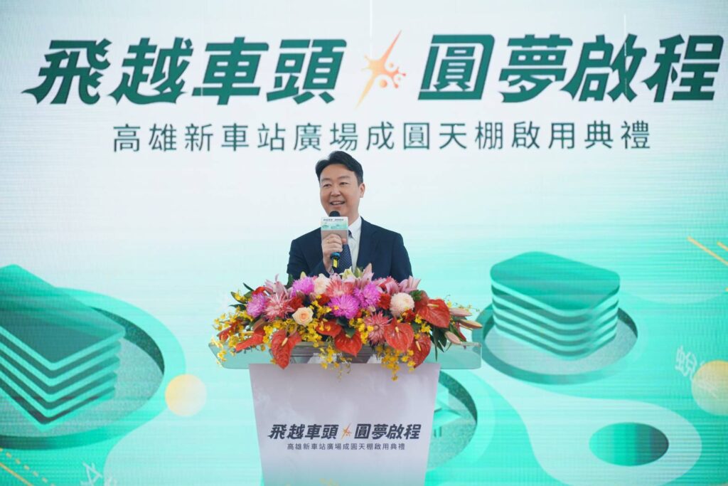 ▲交通部長陳世凱表達對高雄新車站廣場成圓天棚啟用的政策支持。（圖/交通部 提供）