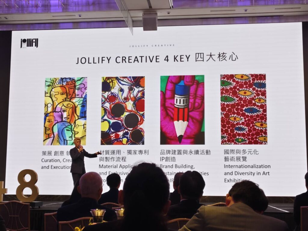 ▲黃偉豪總經理具體說明鑫囍創業公司的四大核心。（記者 辛澎祥/攝）