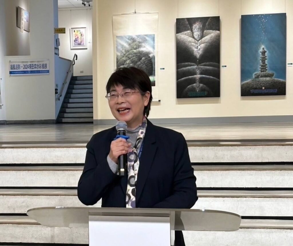 ▲臺中市政府文化局局長陳佳君在開幕式上致詞時表達對李振明教授個展的道賀與讚譽。(圖/臺中市文化局 提供)