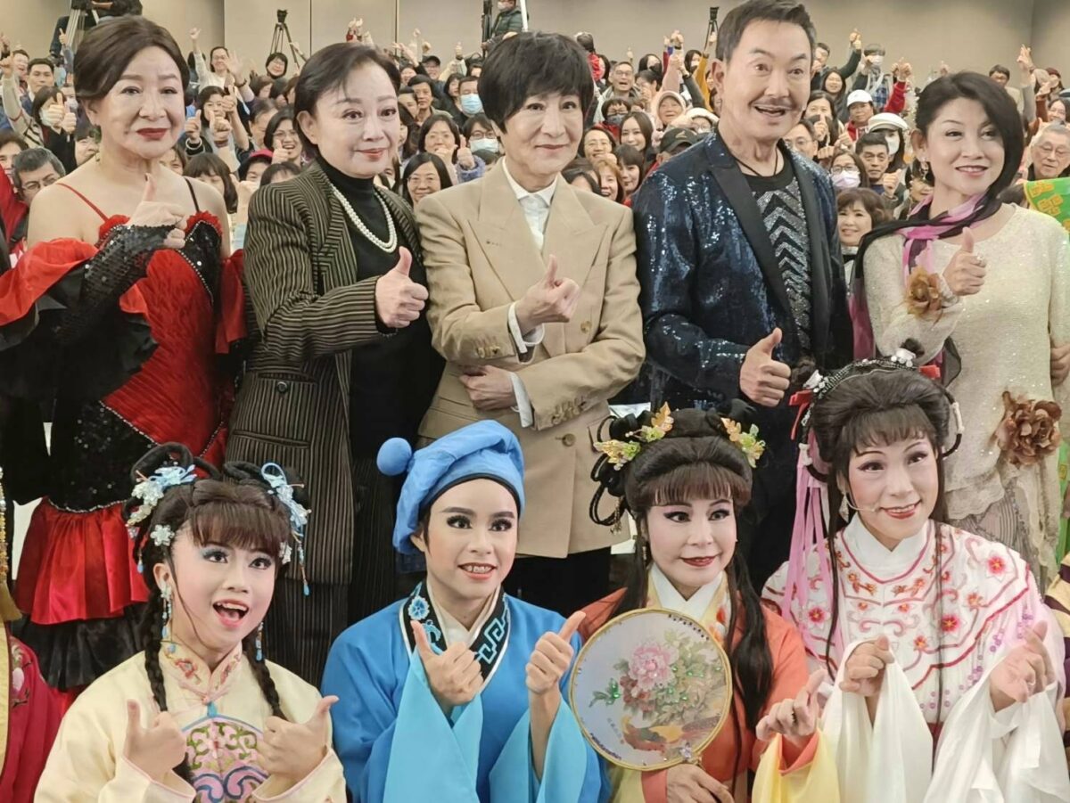 歌仔戲千面戲王葉青  在傳承工程列車中登高一呼  歌仔戲團6代演員粉墨登場  引爆粉絲擾動熱情  場面熱烈
