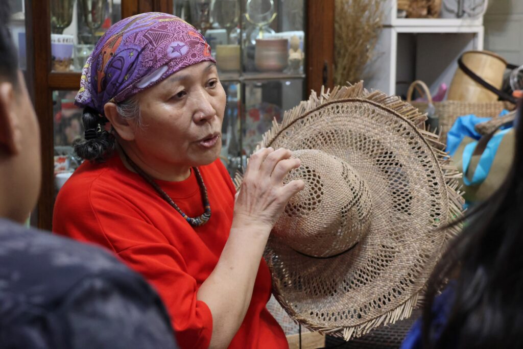 走訪鄭梅玉草編工作室，體驗雙手編織的感動，品味在地匠人賦予作品獨特的生命與韻味。（圖/工藝中心提供）
