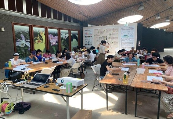 園藝治療師導引民眾學習調配適合自己體質精油的「精油配置」。（圖/台北市公園處提供）