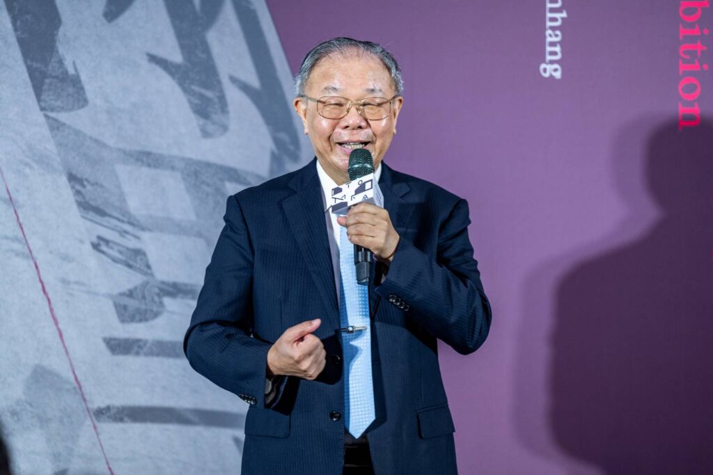▲知名書法家也擔任中華書學會會長的張炳煌教授,策畫「瀚墨無邊-國際書法名家邀請展」,展現豐沛的書界人脈與爭取國際名家大師作品來台展出的策展實力,備受書壇正面評價。(圖/桃園市文化局 提供)
