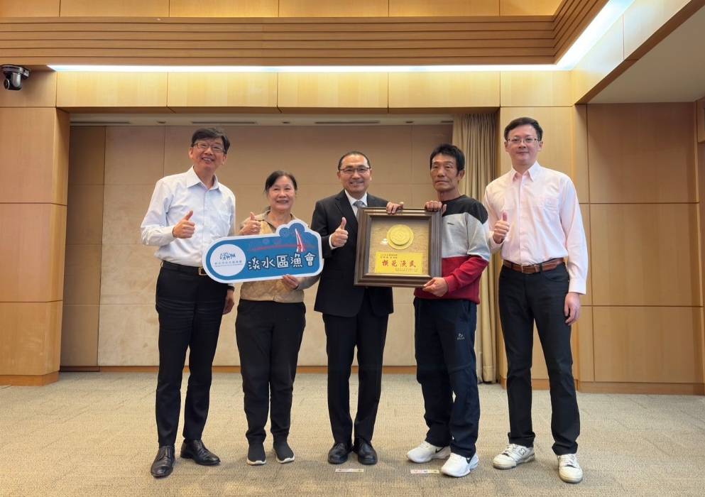 ▲新北市長侯友宜（中）頒獎勉勵模範漁民。（圖/新北市漁業處 提供）