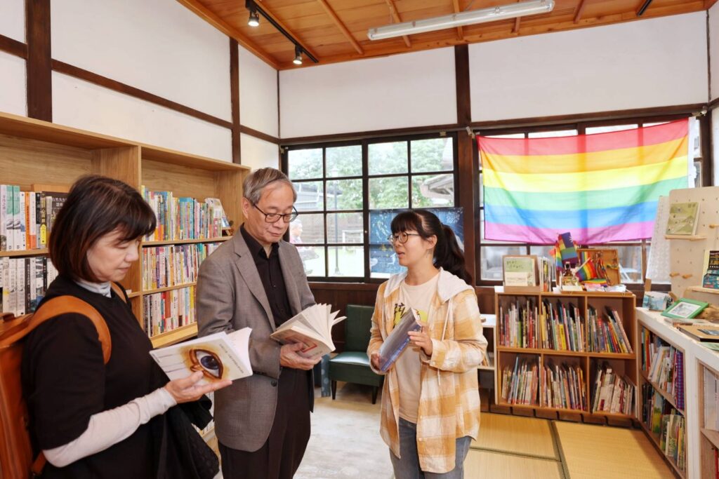 ▲在文化部次長李靜慧（左）陪同下，李遠部長關心與參訪獨立書店業者進行交流。（圖/文化部 提供）