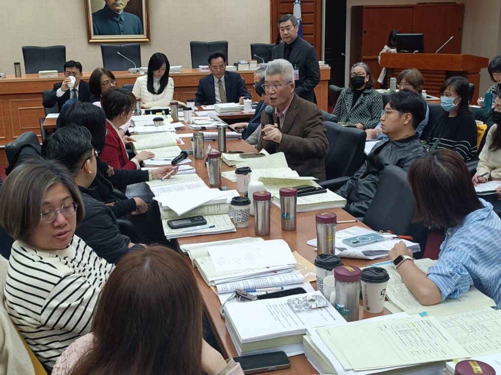 ▲公廣集團董事長胡元輝（中）說明公視與華視目前讓外界關切的結構性問題。（記者 辛澎祥/攝）