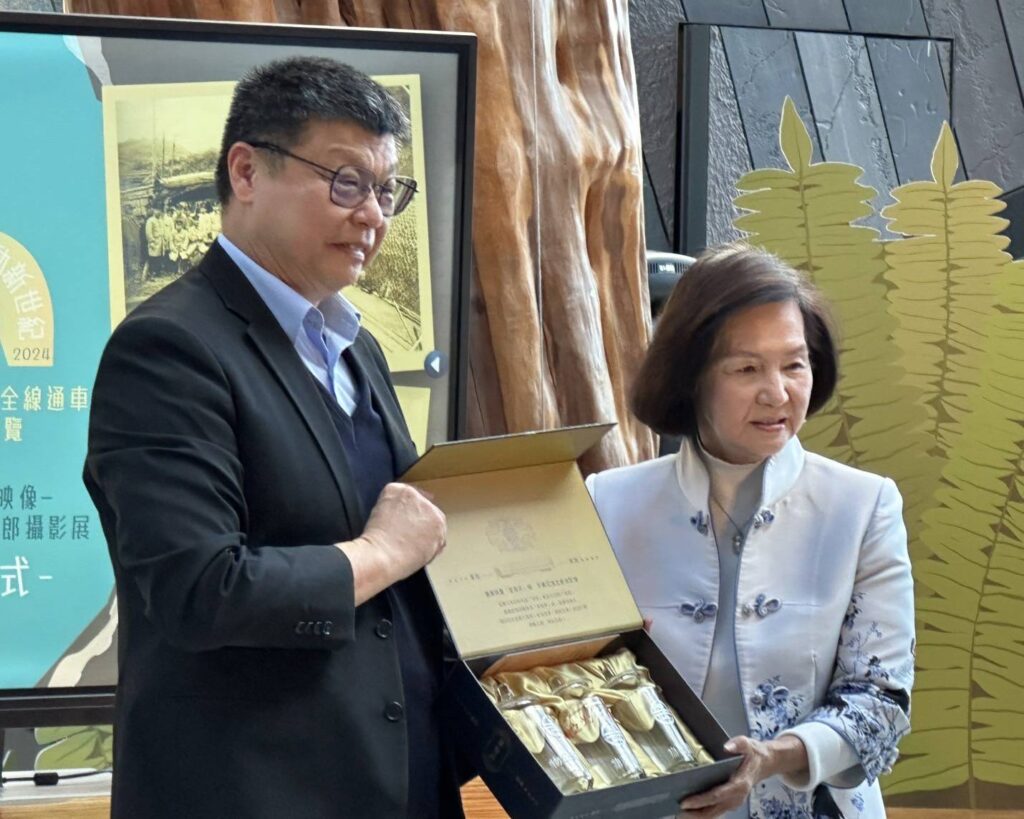 ▲臺鐵公司董事長杜微（左）與宜蘭縣長林姿妙展示鐵道文物。（圖/臺鐵公司 提供）